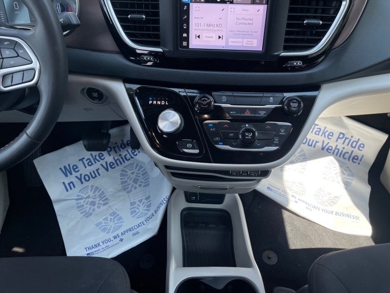 2022 Chrysler Voyager LX