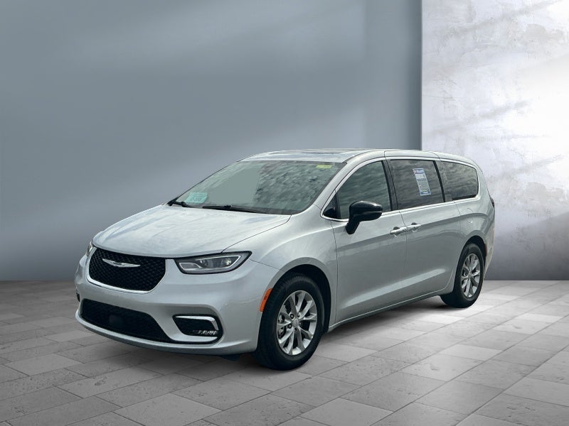2026 Chrysler Pacifica Limited's photo