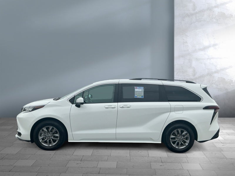 2023 Toyota Sienna LE