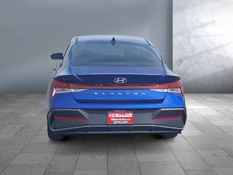 2025 Hyundai ELANTRA SE
